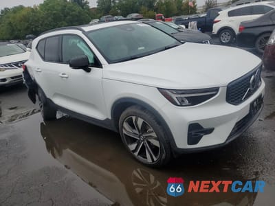 Czwarte zdjęcie samochodu z boku: 2023 VOLVO XC40 PLUS VIN:YV4L12UW2P2020802 - miniatura