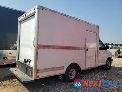 Trzecie zdjęcie samochodu z tyłu: 2021 CHEVROLET EXPRESS G3500 VIN:1GB0GRF7XM1183819 - miniatura