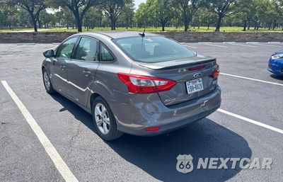 Trzecie zdjęcie samochodu z tyłu: 2012 FORD FOCUS SE VIN:1FAHP3F28CL422096 - miniatura