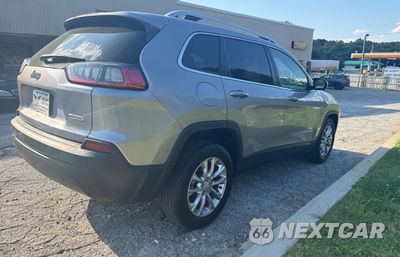 Czwarte zdjęcie samochodu z boku: 2019 JEEP CHEROKEE LATITUDE VIN:1C4PJLCB5KD263445 - miniatura