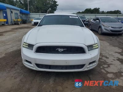 Piąte zdjęcie samochodu w środku: 2014 FORD MUSTANG VIN:1ZVBP8AM7E5332920 - miniatura