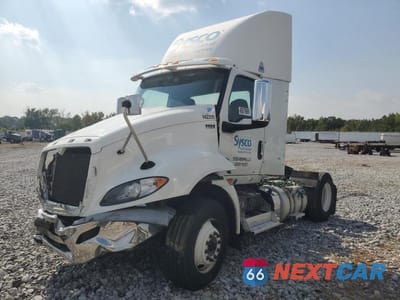 Czwarte zdjęcie samochodu z boku: 2021 INTERNATIONAL RH613 SEMI TRUCK VIN:3HSDXTZN3MN157927 - miniatura