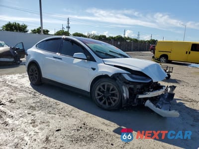 Czwarte zdjęcie samochodu z boku: 2023 TESLA MODEL X VIN:7SAXCAE51PF384515 - miniatura
