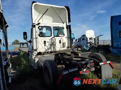 Trzecie zdjęcie samochodu z tyłu: 2016 FREIGHTLINER CASCADIA 113 SEMI TRUCK VIN:3AKBGADV8GSGU9408 - miniatura