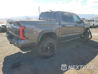 Trzecie zdjęcie samochodu z tyłu: 2022 TOYOTA TUNDRA CREWMAX SR VIN:5TFLA5DB8NX020000 - miniatura