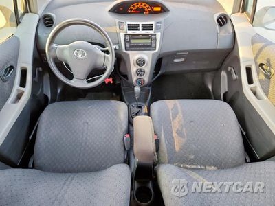 Zdjęcie 8 z 13 samochodu: 2009 TOYOTA YARIS VIN:JTDKT903495261937 - miniatura