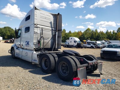 Trzecie zdjęcie samochodu z tyłu: 2020 VOLVO VNL SEMI TRUCK VIN:4V4NC9EH9LN256469 - miniatura