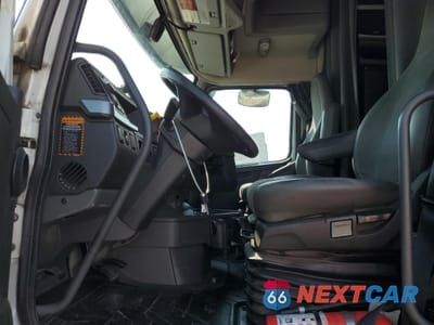 Piąte zdjęcie samochodu w środku: 2019 VOLVO VN VNL - TRUCKS SEMI TRUCK VIN:4V4NC9EH5KN211589 - miniatura