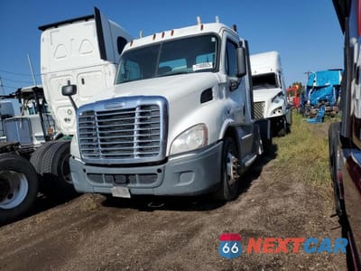 Drugie zdjęcie samochodu z przodu: 2018 FREIGHTLINER CASCADIA 113 SEMI TRUCK VIN:3AKBGADV0JSJN2762 - miniatura