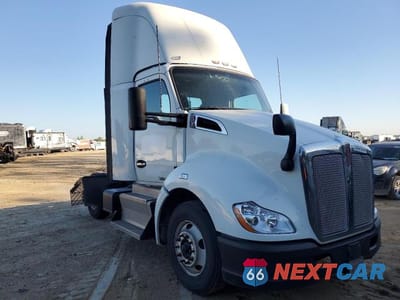 2017 KENWORTH T680 SEMI TRUCK 1XKYAP8X5HJ171721 - główne zdjęcie licytacji z USA - miniatura