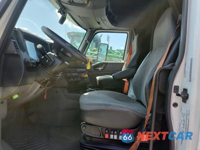 Piąte zdjęcie samochodu w środku: 2020 INTERNATIONAL LT625 VIN:3HSDZTZR6LN815526 - miniatura
