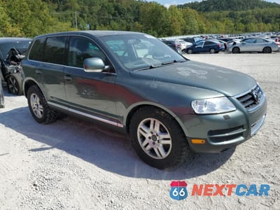 Czwarte zdjęcie samochodu z boku: 2004 VOLKSWAGEN TOUAREG 4.2 VIN:WVGEM77L84D046978 - miniatura