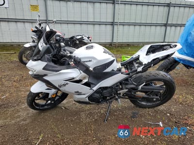 Trzecie zdjęcie samochodu z tyłu: 2020 KAWASAKI EX400 VIN:JKAEXKG1XLDA81000 - miniatura