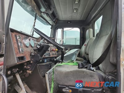 Piąte zdjęcie samochodu w środku: 1999 INTERNATIONAL 9200 SEMI TRUCK VIN:2HSFMAMR3XC085259 - miniatura