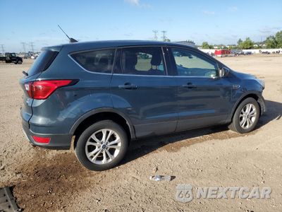 Trzecie zdjęcie samochodu z tyłu: 2019 FORD ESCAPE SE VIN:1FMCU9GD9KUA68433 - miniatura