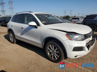 Czwarte zdjęcie samochodu z boku: 2014 VOLKSWAGEN TOUAREG V6 VIN:WVGEF9BP8ED013738 - miniatura