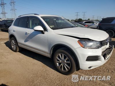 Czwarte zdjęcie samochodu z boku: 2014 VOLKSWAGEN TOUAREG V6 VIN:WVGEF9BP8ED013738 - miniatura