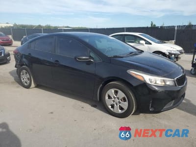 Czwarte zdjęcie samochodu z boku: 2018 KIA FORTE LX VIN:3KPFK4A77JE236791 - miniatura