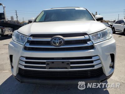 Piąte zdjęcie samochodu w środku: 2019 TOYOTA HIGHLANDER LE VIN:5TDZZRFH9KS353271 - miniatura