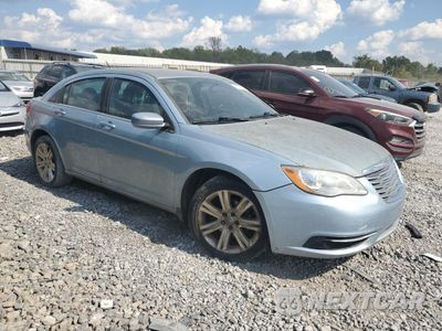 Czwarte zdjęcie samochodu z boku: 2013 CHRYSLER 200 LX VIN:1C3CCBAB2DN715147 - miniatura