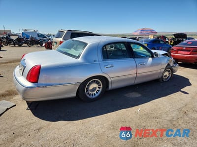 Trzecie zdjęcie samochodu z tyłu: 1999 LINCOLN TOWN CAR CARTIER VIN:1LNHM83W7XY621331 - miniatura