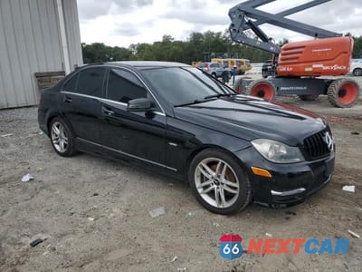 Czwarte zdjęcie samochodu z boku: 2012 MERCEDES-BENZ C 250 VIN:WDDGF4HB0CR221582 - miniatura