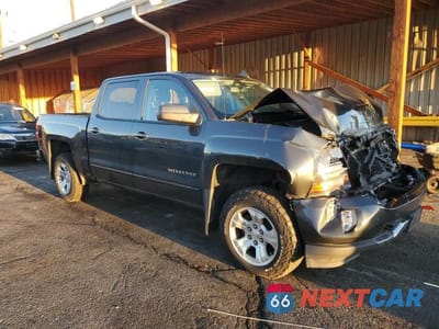 Czwarte zdjęcie samochodu z boku: 2018 CHEVROLET SILVERADO K1500 LT VIN:3GCUKREC3JG299046 - miniatura