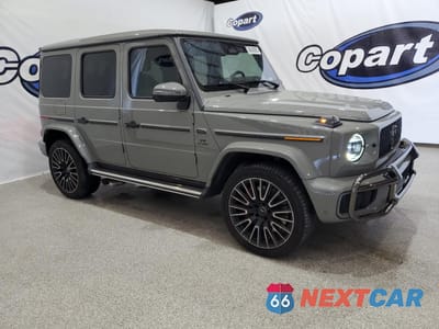 Czwarte zdjęcie samochodu z boku: 2025 MERCEDES-BENZ G 63 AMG VIN:W1NWH5ABXSX021229 - miniatura