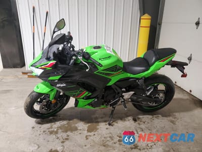 Trzecie zdjęcie samochodu z tyłu: 2024 KAWASAKI EX650 P VIN:ML5EXEP13RDAB5751 - miniatura