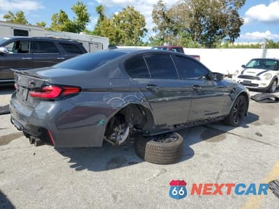 Trzecie zdjęcie samochodu z tyłu: 2021 BMW M5 VIN:WBS83CH05MCH33385 - miniatura