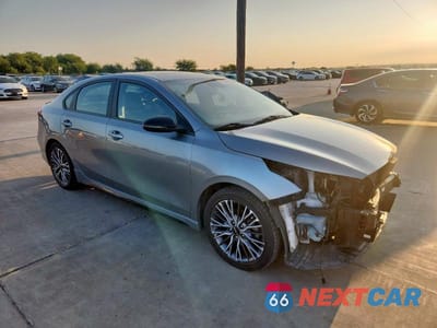 Czwarte zdjęcie samochodu z boku: 2022 KIA FORTE GT LINE VIN:3KPF54AD3NE451152 - miniatura