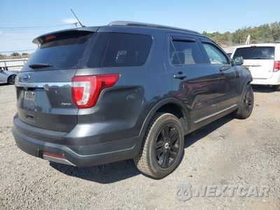 Trzecie zdjęcie samochodu z tyłu: 2019 FORD EXPLORER XLT VIN:1FM5K8D86KGA35680 - miniatura
