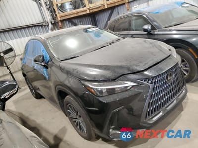 Czwarte zdjęcie samochodu z boku: 2025 LEXUS NX 350 PREMIUM VIN:2T2GGCEZXSC071620 - miniatura