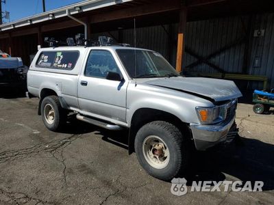 Czwarte zdjęcie samochodu z boku: 1990 TOYOTA PICKUP 1/2 TON SHORT WHEELBASE DLX VIN:JT4RN01P2L7023831 - miniatura