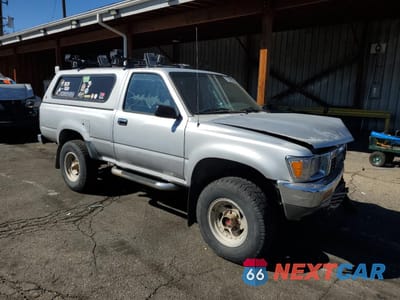 Czwarte zdjęcie samochodu z boku: 1990 TOYOTA PICKUP 1/2 TON SHORT WHEELBASE DLX VIN:JT4RN01P2L7023831 - miniatura
