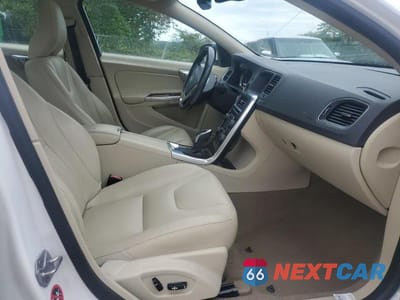 Piąte zdjęcie samochodu w środku: 2015 VOLVO S60 PREMIER VIN:YV1612TB4F1305157 - miniatura