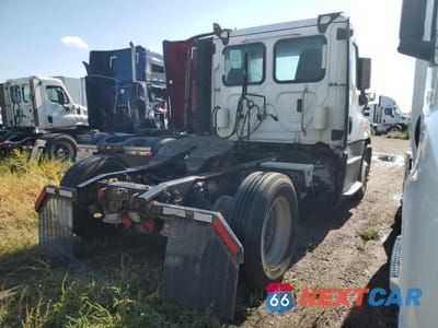 Czwarte zdjęcie samochodu z boku: 2018 FREIGHTLINER CASCADIA 113 SEMI TRUCK VIN:3AKBGADV0JSJN2762 - miniatura