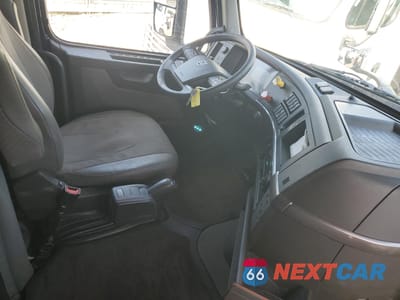 Piąte zdjęcie samochodu w środku: 2022 VOLVO VNL SEMI TRUCK VIN:4V4NC9EH5NN296602 - miniatura