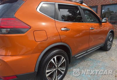 Czwarte zdjęcie samochodu z boku: 2017 NISSAN ROGUE S VIN:JN8AT2MV0HW278276 - miniatura