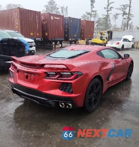 Czwarte zdjęcie samochodu z boku: 2024 CHEVROLET CORVETTE STINGRAY 1LT VIN:1G1YA2D43R5108954 - miniatura