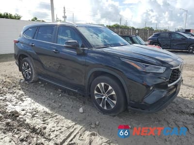 Czwarte zdjęcie samochodu z boku: 2023 TOYOTA HIGHLANDER L VIN:5TDKDRBHXPS026701 - miniatura