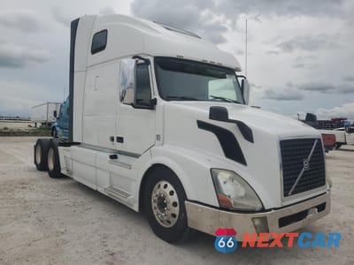 2015 VOLVO VN VNL - TRUCKS SEMI TRUCK 4V4NC9EH9FN917244 - główne zdjęcie licytacji z USA - miniatura