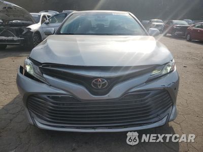 Piąte zdjęcie samochodu w środku: 2018 TOYOTA CAMRY L VIN:4T1B11HKXJU033112 - miniatura