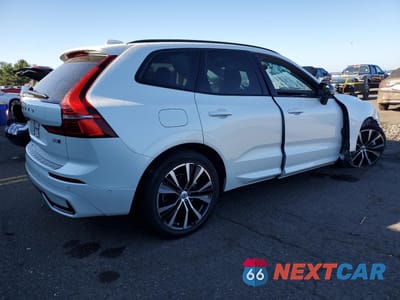Trzecie zdjęcie samochodu z tyłu: 2024 VOLVO XC60 PLUS VIN:YV4L12RL7R1712674 - miniatura