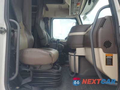 Piąte zdjęcie samochodu w środku: 2015 VOLVO VN VNL - TRUCKS SEMI TRUCK VIN:4V4NC9EH9FN917244 - miniatura