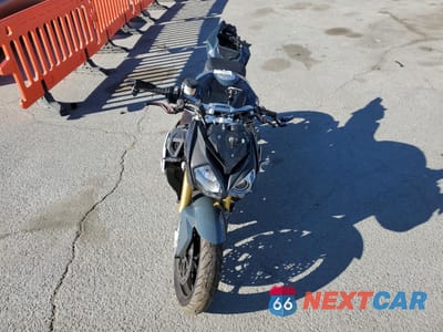 Piąte zdjęcie samochodu w środku: 2018 BMW S 1000 R VIN:WB10D6208JZ762183 - miniatura