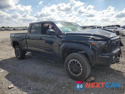 Czwarte zdjęcie samochodu z boku: 2025 TOYOTA TACOMA DOUBLE CAB VIN:3TMLB5JNXSM151104 - miniatura