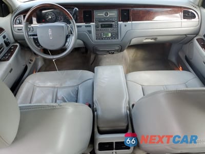 Zdjęcie 8 z 12 samochodu: 2006 LINCOLN TOWN CAR SIGNATURE LIMITED VIN:1LNHM82W46Y629306 - miniatura