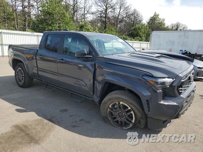 Czwarte zdjęcie samochodu z boku: 2025 TOYOTA TACOMA DOUBLE CAB VIN:3TMLB5JN9SM137792 - miniatura