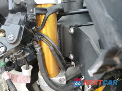 Zdjęcie 9 z 10 samochodu: 2008 YAMAHA YZFR6 VIN:JYARJ16E48A003496 - miniatura